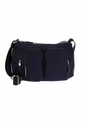 Sac bandoulière bleu marine avec deux poches avant, fermeture éclair et bandoulière réglable. Fabriqué en tissu texturé avec des accents en métal élégant.