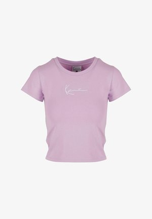 Lühike roosa puuvillane T-särk ümmarguse kaelusega ja lühikeste varrukatega, mille esiküljel on valge kirjutustüüpi logo.