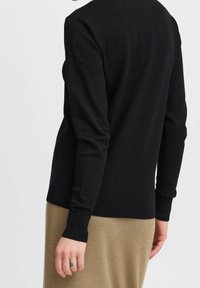 b.young Sweter