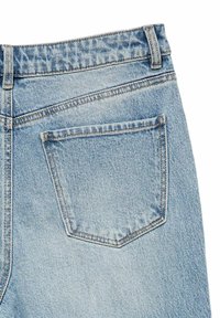 Lichtblauwe denim jeans aan de achterkant met een enkel zakje, zichtbare riemlussen en gedetailleerde stiksels langs de naden.