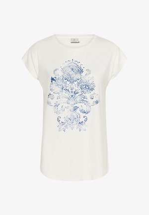 Fehér, rövid ujjú póló, kék virágmintás dizájnnal. Az anyag lágyan tűnik, laza fazonnal és kerek nyakkivágással.