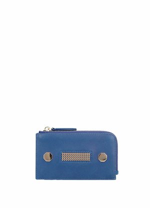 Blauwe rechthoekige portemonnee met ritssluiting en twee gouden zeshoekige studs aan de voorkant met een centrale getextureerde gouden plaat.