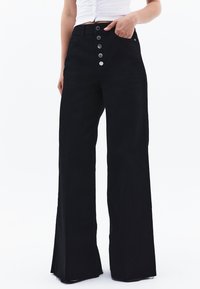 Vaqueros a campana - black denim