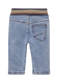 Lichtblauwe denim shorts met een donkere elastische tailleband voorzien van gestreepte accenten. Inclusief een achterzak met stiksels.