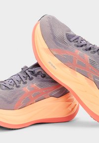ASICS SUPERBLAST 2 UNISEX - Chaussures de running sur route - greyish purple/coral reef