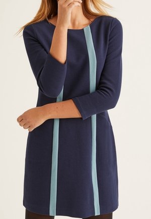 Robe bleu marine avec des manches trois-quarts, arborant des rayures verticales en teal. Tissu texturé avec une coupe décontractée, encolure ras du cou et longueur mi-cuisse.