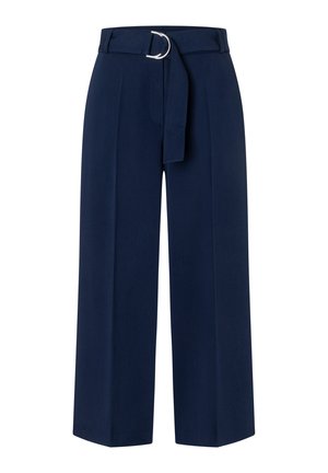 Marineblauwe broek met brede pijpen, voorzien van een bijpassende stoffen riem met een zilveren dubbele ringgespsluiting in de taille en voorpanden met plooien.