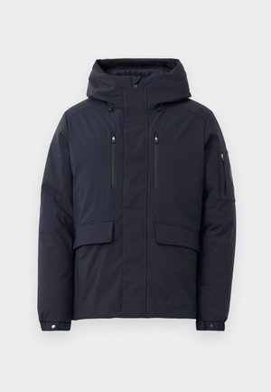 Giacca invernale isolata di colore blu navy, con cappuccio, due tasche a zip sul petto e ampie tasche frontali. Texture liscia e polsini regolabili.