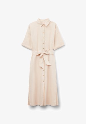 Vestido de un beige pálido, abotonado, con cuello, mangas cortas y cintura ceñida con un cinturón. Presenta rendijas laterales y una tela texturizada.
