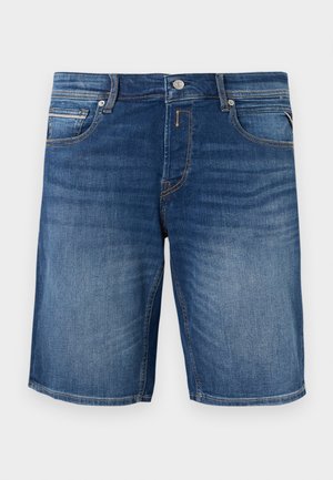 Kék farmer térd fölé érő rövidnadrág gombos és cipzáras záródással, elöl és aprópénz zsebekkel, valamint látható varrással, világos háttéren.