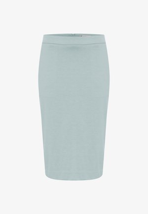 Jupe crayon bleu clair en tissu doux ; présente une silhouette épurée, une texture lisse et une fermeture éclair dans le dos.