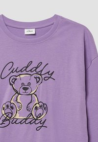 Paarse katoenen sweatshirt met een zwart en geel berenafbeelding en de tekst "Cuddly Buddy". Ronde halslijn en een ruime pasvorm.