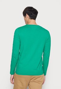 Tommy Hilfiger LOGO LONG SLEEVE TEE - Camisola de manga comprida - courtside green