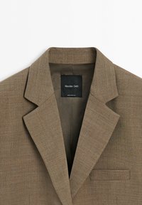 Brązowa, dopasowana marynarka z klapami z wycięciem i kieszenią na piersi, oznaczona nazwą Massimo Dutti, wyprodukowana w Portugalii.