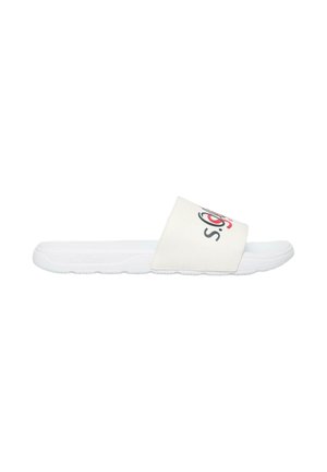 Sandale blanche à enfiler avec une large bride simple arborant un logo noir et rouge, une semelle intérieure texturée et une semelle plate.