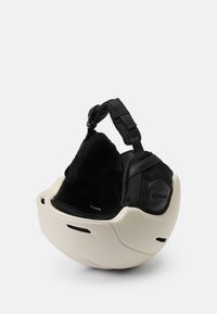 Weißer Helm mit rundem Design, schwarzem gepolstertem Innenraum und verstellbaren schwarzen Riemen. Verfügt über Belüftungsöffnungen an den Seiten.