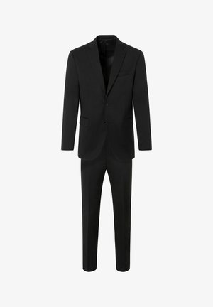 Schwarzes Anzugset mit einem taillierten Blazer mit Reverskragen und passenden Hosen. Der Stoff ist glatt mit einer subtilen Textur.