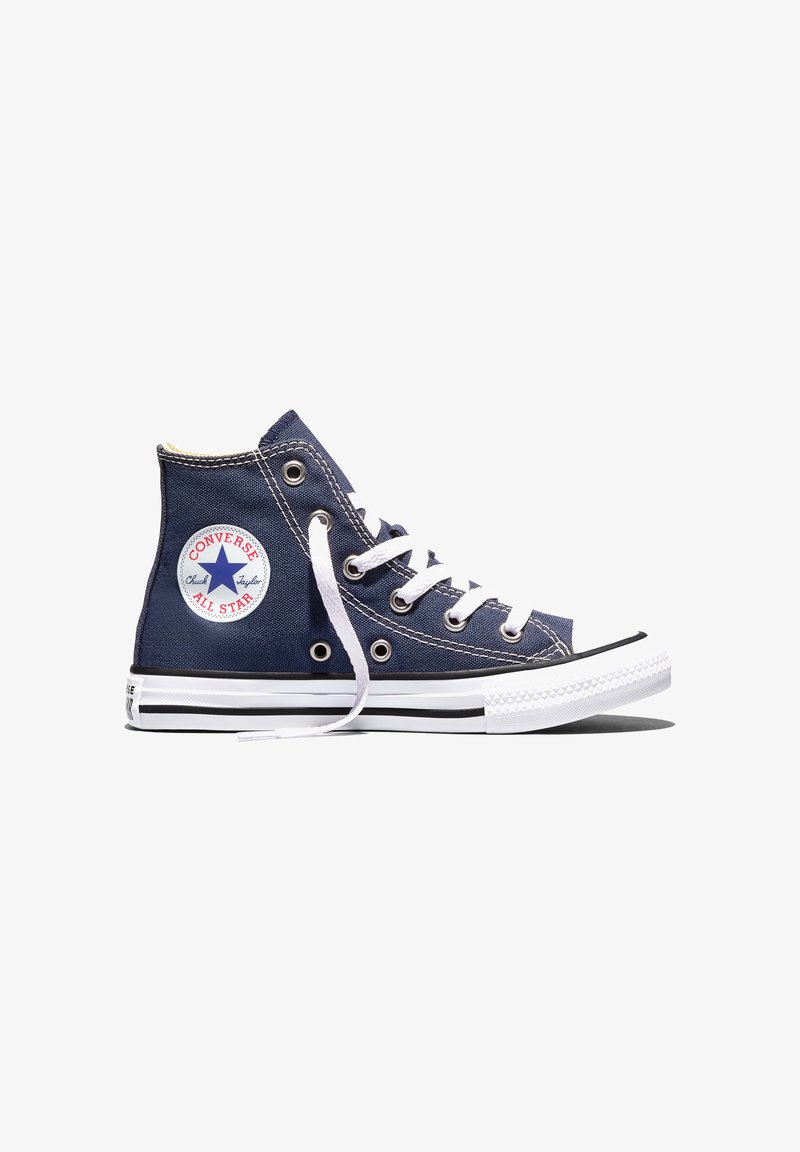 Tmavě modrá vysoká teniska Converse All Star s bílými tkaničkami, gumovou podrážkou a kulatou nášivkou s logem na kotníku.