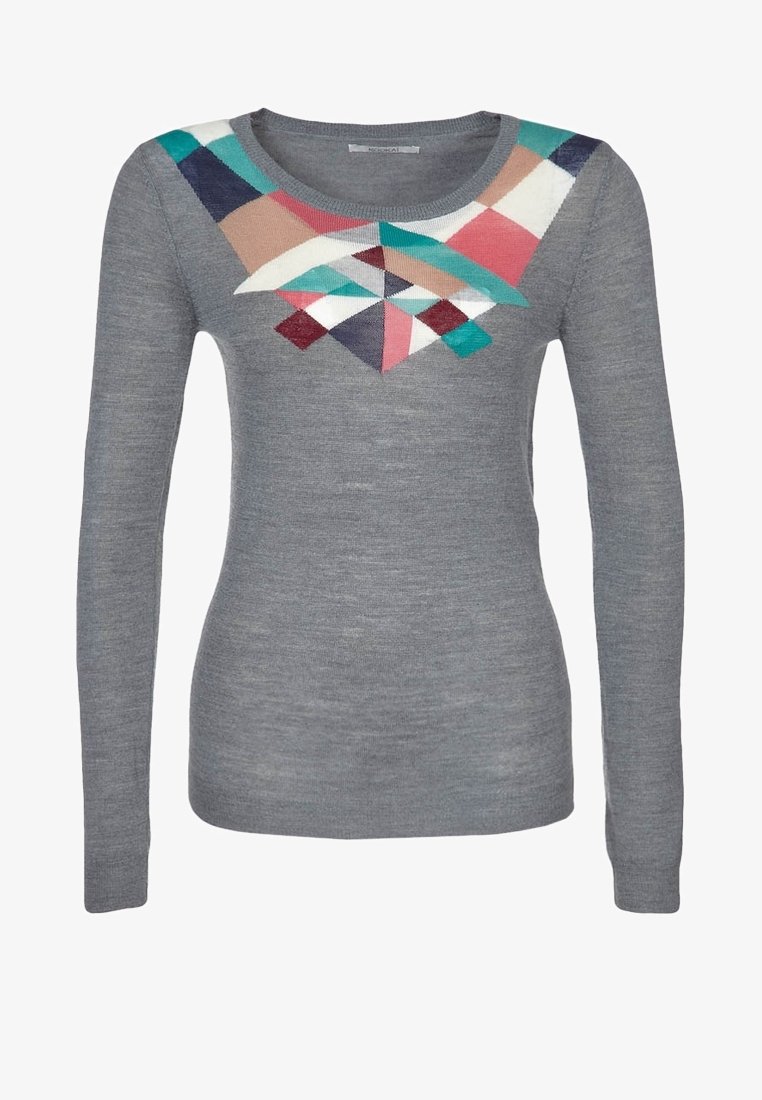 Suéter gris de manga larga con un patrón geométrico colorido en los hombros en tonos de azul verdoso, rojo y marrón. Textura suave.
