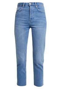 Vaaleansiniset farkut, korkeavyötäröiset suoralla lahkeella, joissa on vyölenkit, vetoketjukiinnitys ja hienovarainen haalistuma kankaassa.