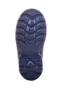 Czarna gumowa podeszwa buta z głębokim bieżnikiem, z wzorami w zygzaku oraz logo marki. Teksturowana powierzchnia dla lepszej przyczepności i stabilności.