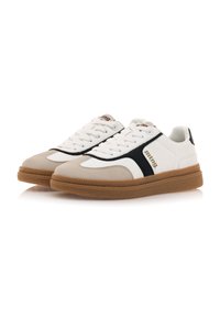 Zapatillas blancas y grises con acentos negros, que cuentan con una suela de goma texturizada, cordones y un detalle del logo cerca del talón.