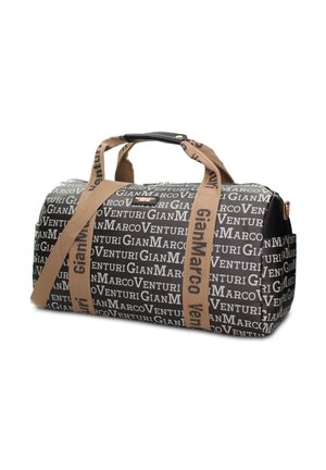 Sac de sport cylindrique noir et marron avec le texte répété "Gian Marco Venturi" et des poignées couleur cuir clair, présenté sur fond blanc.