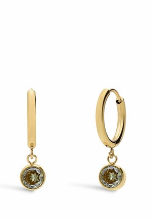 Gouden hoop oorbellen met een hangende ronde, multifacettensteen in een lichtgroene en bruine tint, voorzien van een gepolijste afwerking en een veilige sluiting.