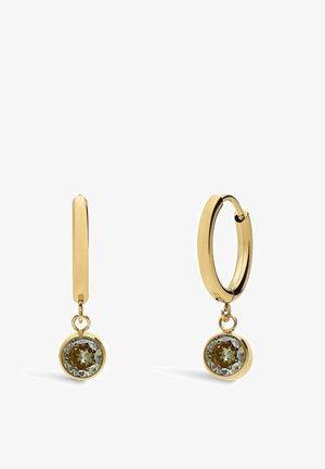 Gouden hoop oorbellen met een hangende ronde, multifacettensteen in een lichtgroene en bruine tint, voorzien van een gepolijste afwerking en een veilige sluiting.