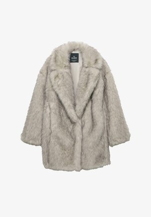 Płaszcz z futerka sztucznego w jasnoszarym kolorze, z szerokim kołnierzem, luźnym krojem i krótkimi rękawami. Miękka tekstura o puszystym, warstwowym wyglądzie.