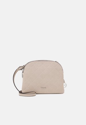 Beige quiltet skuldertaske med en rund top, sølvhardware og en aftagelig rem. Glat tekstur med subtile syningsdetaljer.