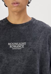Kaotiko CREW WASHED MOONLIGHT ROMANCE UNISEX - Φούτερ - black
