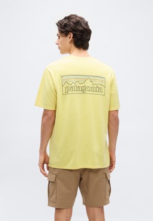 P-6 LOGO RESPONSIBILI-TEE - T-shirt imprimé - lemon zest