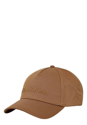 Casquette de baseball marron en tissu structuré, avec une visière courbée et le logo "Calvin Klein" en relief sur le devant.