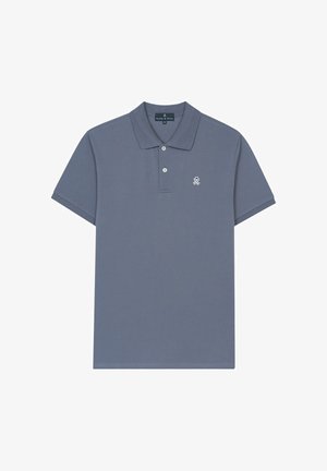Polo de manga corta para hombre en azul pizarra con tapeta de dos botones y pequeño logo bordado en blanco en el pecho izquierdo.