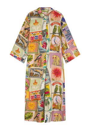 Kleurrijk, lang overhemd met patronen en diverse illustraties van dieren, planten en tekst op een linnenachtig stof, voorzien van een kraag en knopen aan de voorkant.