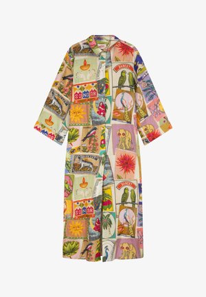 Kleurrijk, lang overhemd met patronen en diverse illustraties van dieren, planten en tekst op een linnenachtig stof, voorzien van een kraag en knopen aan de voorkant.