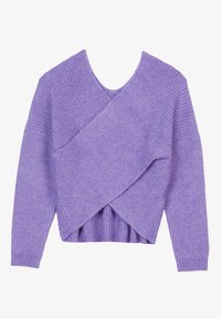 Lawendowy dziany sweter o kopertowym kroju, z szerokim dekoltem, długimi rękawami oraz fakturowanym wykończeniem na dole.