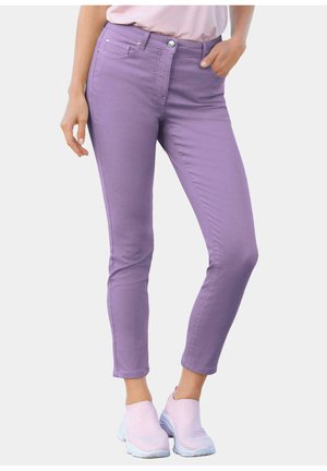 Helle lila Slim-Jeans mit glatter Textur, schmaler Passform, mit Knopfverschluss und vorderen Taschen, kombiniert mit hellrosa Slippern.