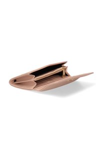 Portafoglio in pelle rosa chiaro con scomparto con zip, più slot per carte e un design liscio e strutturato. Aperto a un angolo leggero.