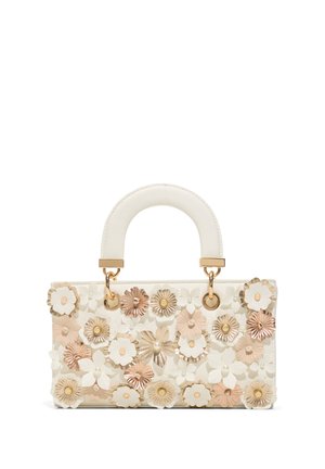 Hvid rektangulær håndtaske med buet håndtag, dekoreret med beige, guld og hvide 3D blomsterapplikationer og hardware i guldfarve.