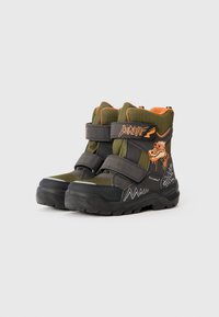 Botas de tobillo verdes y negras con dos correas de Velcro, acentos naranjas y un gráfico de dinosaurio. Tela texturizada con suelas de goma.
