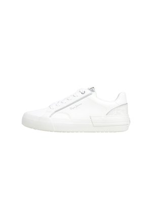 Zapatilla blanca con un верх de cuero suave, acentos texturizados, cordones planos y una suela de goma con un diseño de tracción para mejorar el agarre.