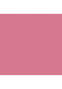 Nuori nainen suuren mekaanisen hämähäkkirobotin ja kahden ihmismäisen robotin kanssa kävelemässä tiellä metsäisellä alueella.