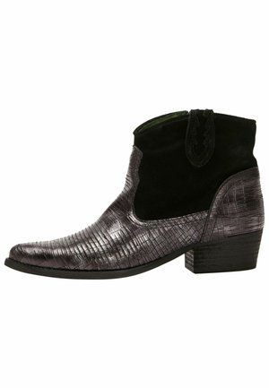 Bottines noires et grises métalliques avec un bout pointu, en cuir texturé à motif crocodile et tige en daim ; dotées d'un petit talon empilé.