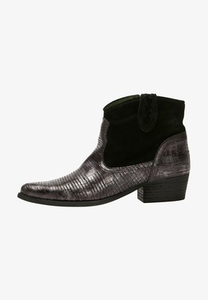 Bottines noires et grises métalliques avec un bout pointu, en cuir texturé à motif crocodile et tige en daim ; dotées d'un petit talon empilé.