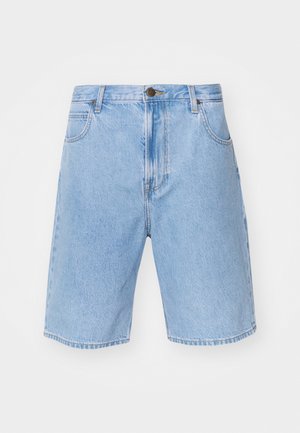 Világoskék farmer sort klasszikus egyenes szabással, öt zsebbel és elöl gombos záródással. Diszkrét fakulás és varrási részletek jellemzik.