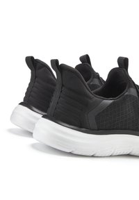 Schwarze Sportschuhe mit einem Mesh-Obermaterial und gepolstertem Kragen, ausgestattet mit einer weißen Außensohle, Zuglaschen und strukturierten Seitendetails.