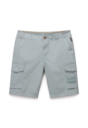 Pantaloni cargo grigi chiari realizzati in tessuto resistente. Presentano tasche laterali e una patch con un design a bandiera sulla gamba destra. Chiusura con bottone.