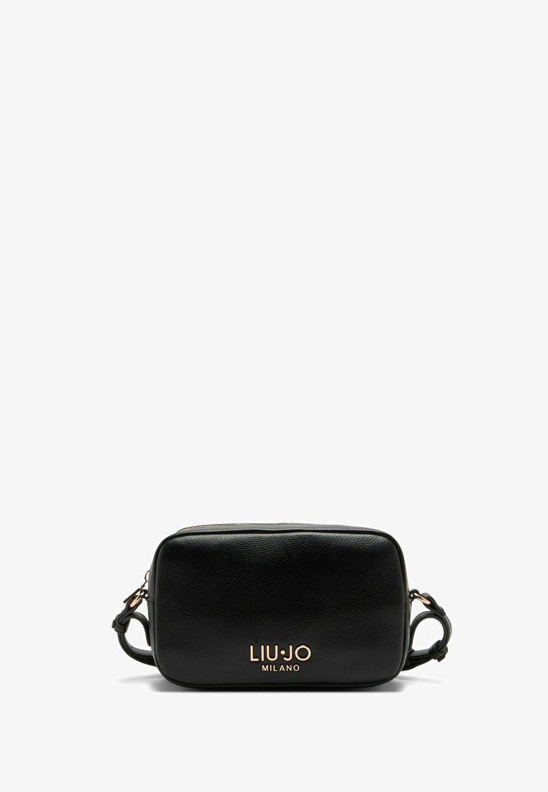 Bolso cruzado negro hecho de cuero texturizado. Forma rectangular con un logotipo dorado "LIU-JO MILANO" en la parte frontal. Cierre de cremallera y correa ajustable.